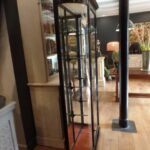 Antieke zwarte vitrinekast met rode bodem en gebogen glazen 2