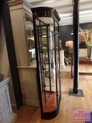 Antieke zwarte vitrinekast met rode bodem en gebogen glazen 2