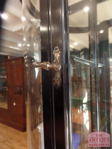 Antieke zwarte vitrinekast met rode bodem en gebogen glazen 3