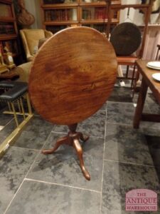 Antique mahonie tilt top table