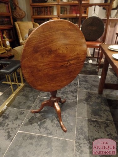 Antique mahonie tilt top table