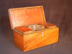 antique tea caddy , met links en rechts houten opbergruimte en glas om thee te blenden