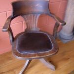 Diverse antieke bureaustoelen 1