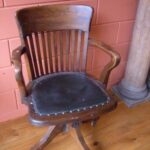 Diverse antieke bureaustoelen 2