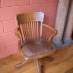 Diverse antieke bureaustoelen 3