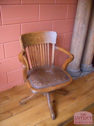Diverse antieke bureaustoelen 3