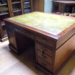 Diverse antieke partnersbureaus op voorraad 1