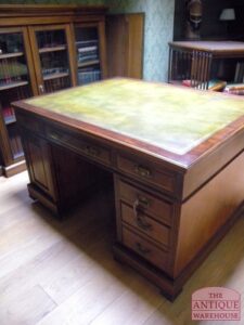 diverse antieke partners bureaus op voorraad, Diverse antike Partnerschreibtische auf Lager