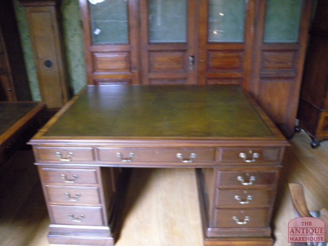 Diverse antieke partnersbureaus op voorraad 2