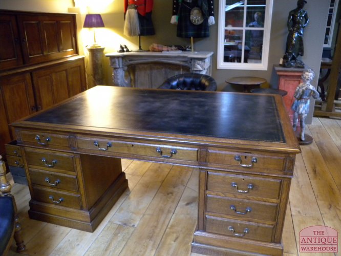 Diverse antieke partnersbureaus op voorraad 3