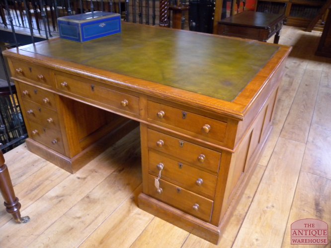 Diverse antieke partnersbureaus op voorraad 4