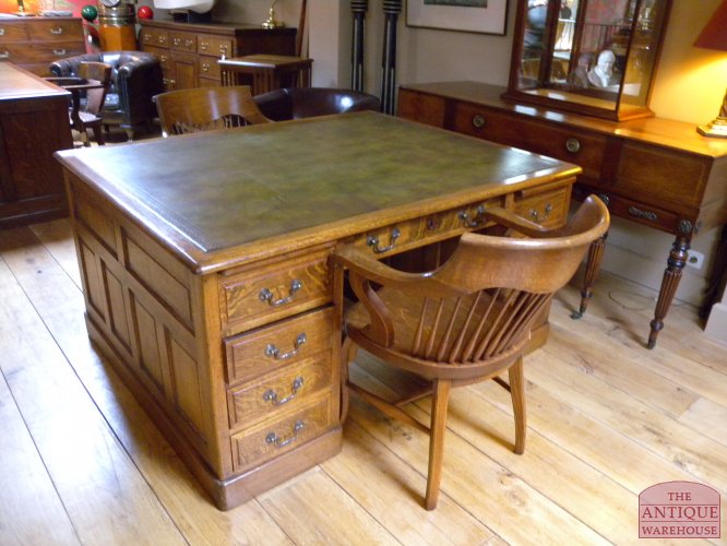 Diverse antieke partnersbureaus op voorraad 5