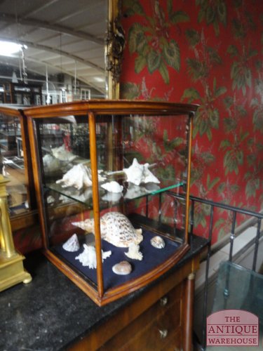 diverse antieke vitrinekasten binnen gekomen