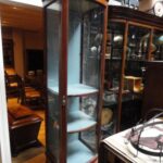 diverse antieke vitrinekasten binnen gekomen 2