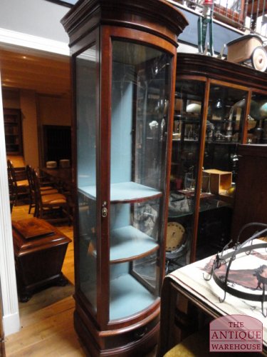 diverse antieke vitrinekasten binnen gekomen 2