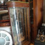 diverse antieke vitrinekasten binnen gekomen 3