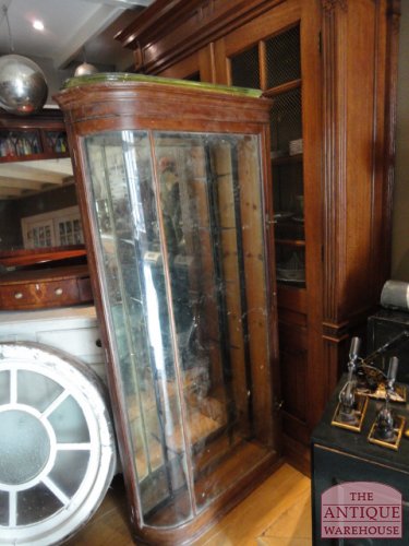 diverse antieke vitrinekasten binnen gekomen 3