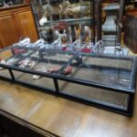 diverse antieke vitrinekasten binnen gekomen 4