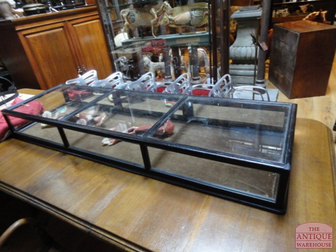 diverse antieke vitrinekasten binnen gekomen 4