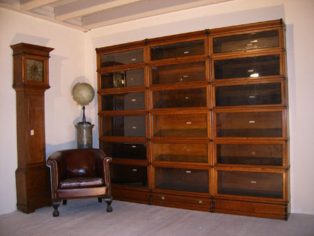 Drie antieke eikenhouten Globe Wernicke boekenkasten