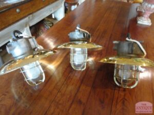 drie oude fabrieks lampen