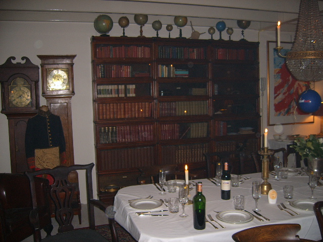 drievoudige mahoniekast tijdens diner