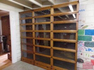 drievoudige originele antieke eiken boekenkast van het bekende boekenkast systeem Globe Wernicke