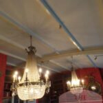 Een paar antieke kristallen zakkroonluchters 1