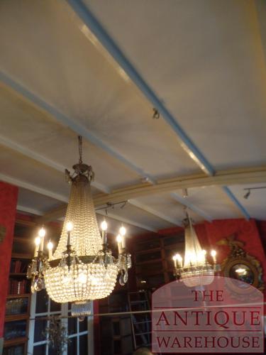 Een paar antieke kristallen zakkroonluchters