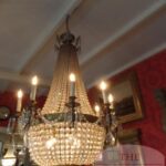 Een paar antieke kristallen zakkroonluchters 2