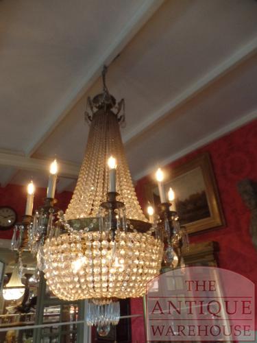 Een paar antieke kristallen zakkroonluchters 2