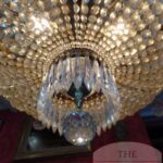 Een paar antieke kristallen zakkroonluchters 4