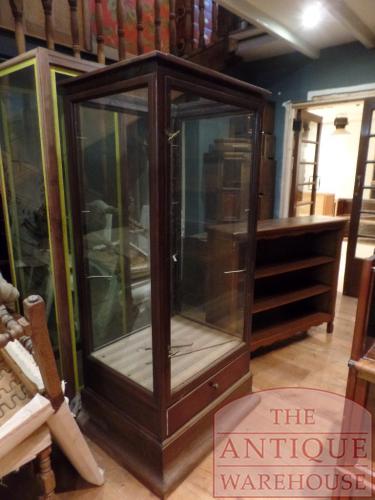 Engelse Antieke vitrinekast 2
