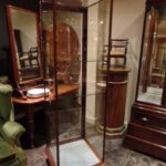 antieke Engelse mahonie licht gebogen vitrinekast 1