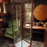 antieke Engelse mahonie licht gebogen vitrinekast 2