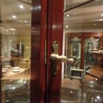 antieke Engelse mahonie licht gebogen vitrinekast 3