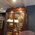 Paar antieke Engelse vitrinekasten 3