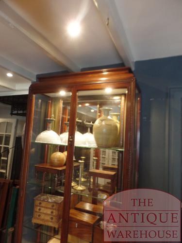 Paar antieke Engelse vitrinekasten 3