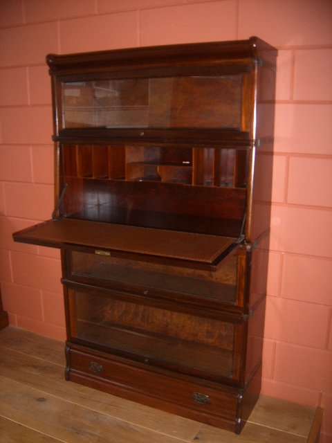 Globe Wernicke, mahonie, circa 1890, met secretaire deel 3