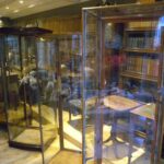 Grootste collectie antieke vitrinekasten op voorraad 1