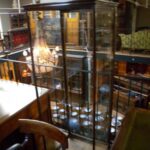 Grootste collectie antieke vitrinekasten op voorraad 3