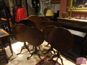 grote collectie antieke tilt top  tafels herkomst United Kingdom