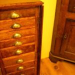 hoog eiken antiek archief/ ladekastje 1