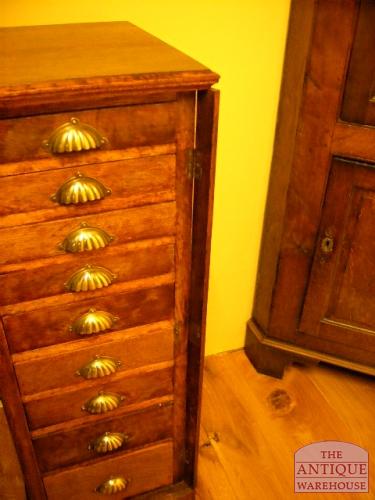 hoog eiken antiek archief/ ladekastje, VERKOCHT