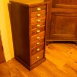 hoog eiken antiek archief/ ladekastje 2