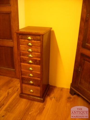 hoog eiken antiek archief/ ladekastje 3