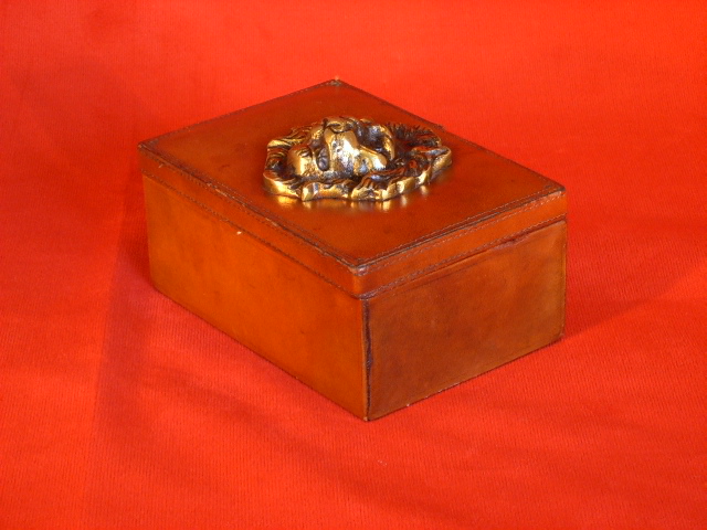 Houten doosje met leeuwenkop