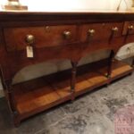 Klassieke antieke dresser met drie lades 1