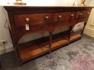 Klassieke antieke dresser met drie lades