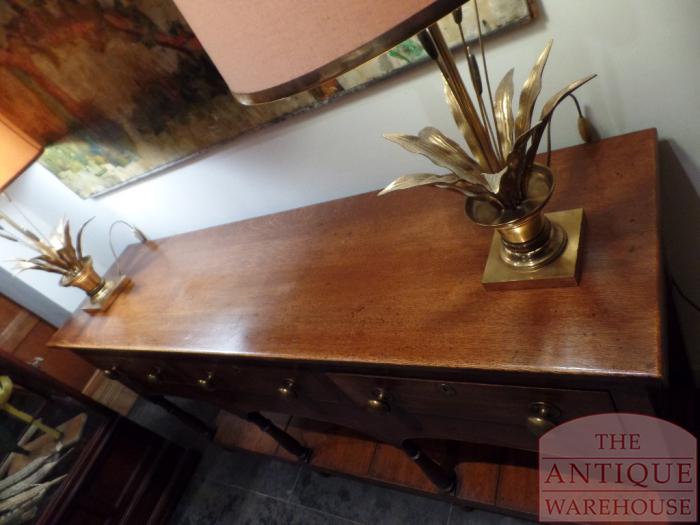Klassieke antieke dresser met drie lades 2